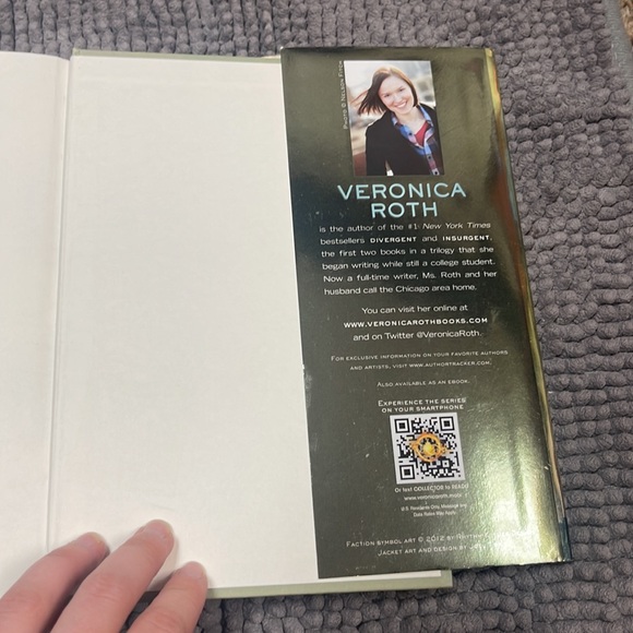 Insurgent by Veronica Roth Collector’s Edition Hardcover book - Picture 5 of 12